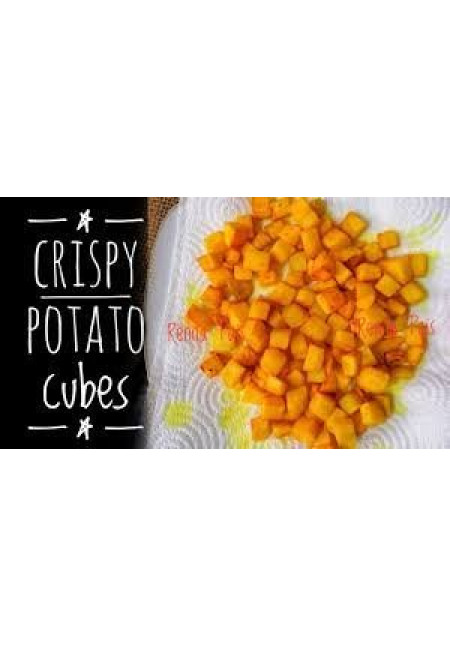 Aperitivos de Patatas Fritas Doradas en Forma de Cubos